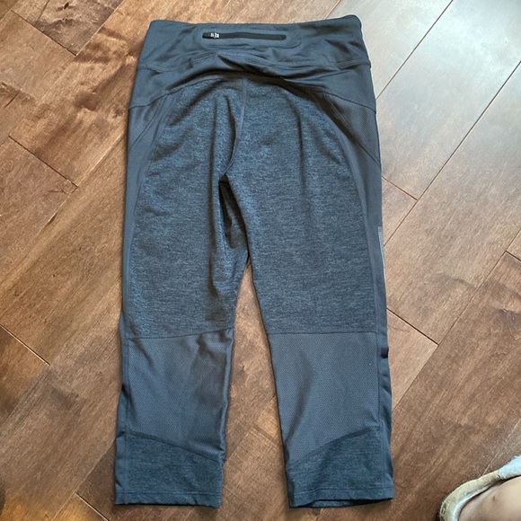 Workout capris - Picture 2 of 3